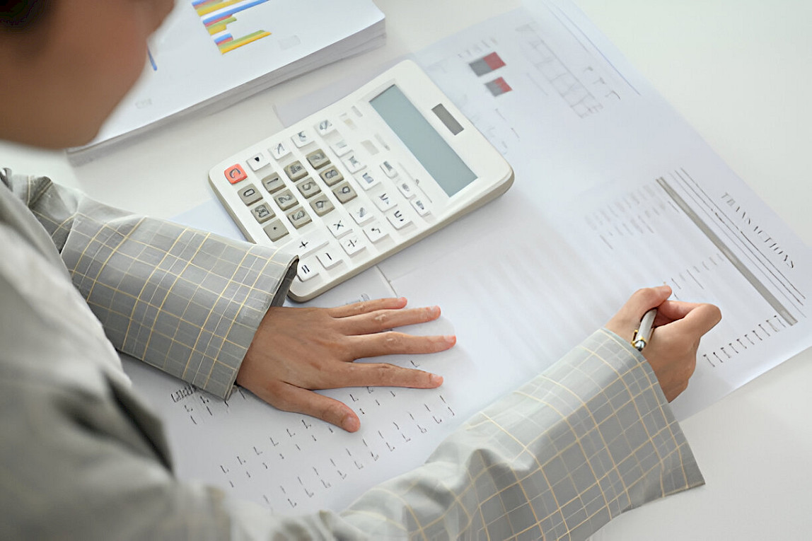 Costs for hiring hardwood floor contractors.